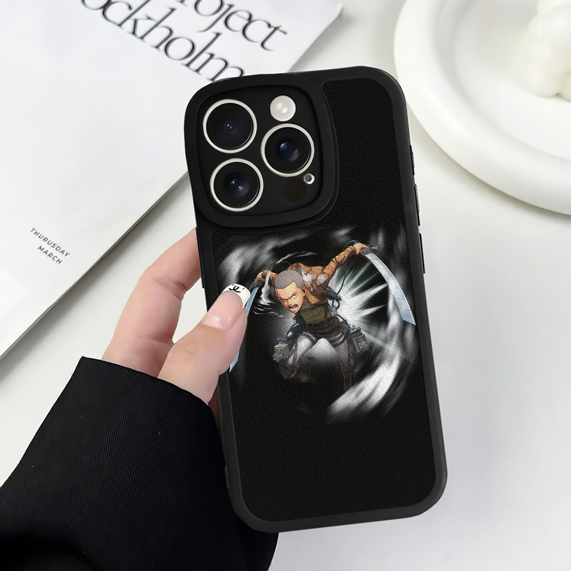 （画像用） 進撃の巨人 コニー·スプリンガー Attack on Titan Connie Springer 【iPhone 16シリーズ対応】シリコンスマホケース（レザー調） 材質：シリコン